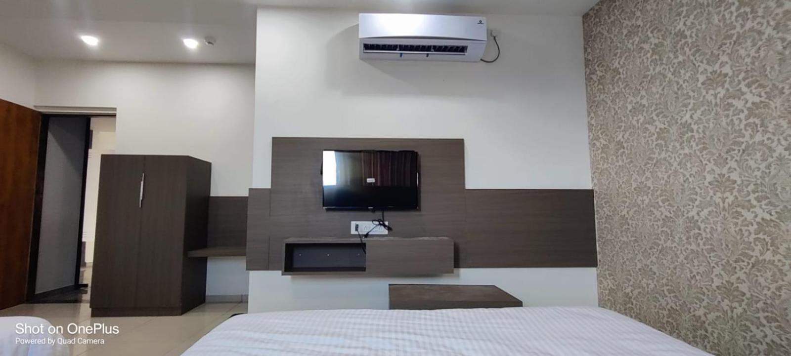Hotel Aarna Palace Vadodara Exterior photo